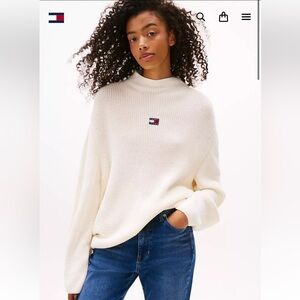NWOT Tommy Hilfiger USA Tommy Jeans Relaxed Mockneck Sweater in Ecru (Size M)